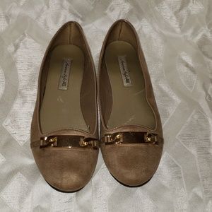 American Eagle beige flats sz 7